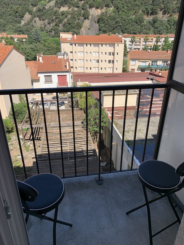studio rénové et meublé à neuf avec balcon et parking