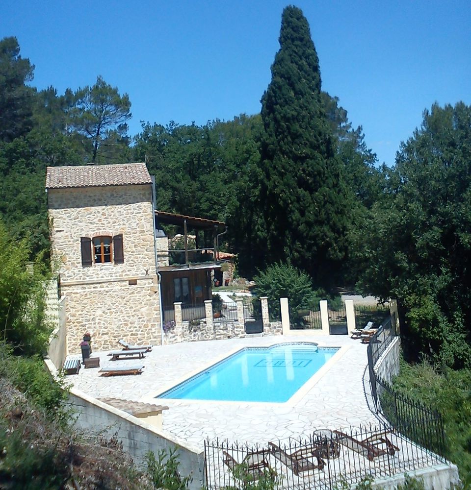 maison au milieu des bois