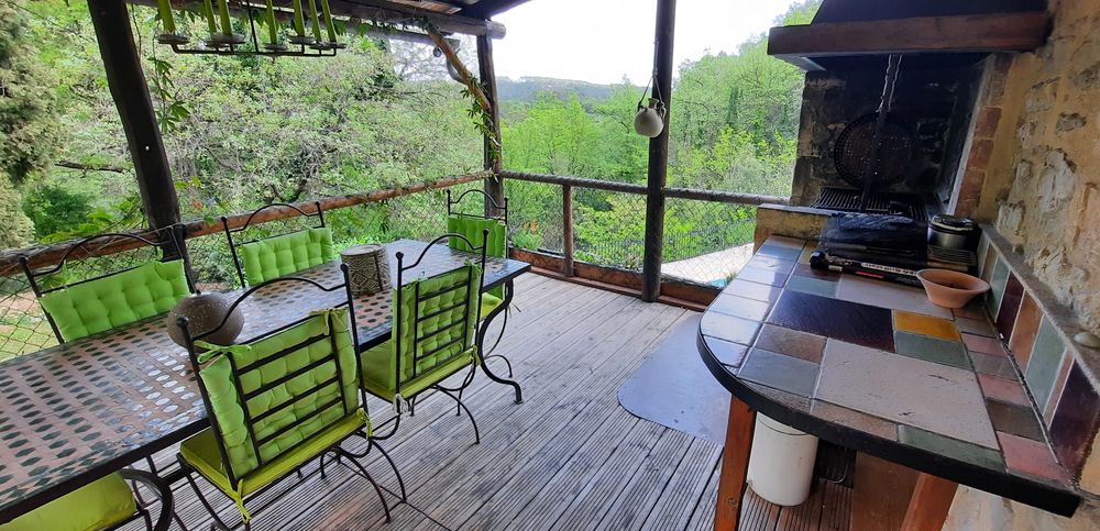 maison au milieu des bois