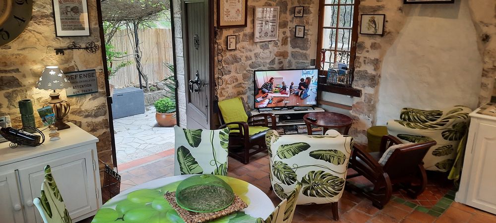 maison au milieu des bois