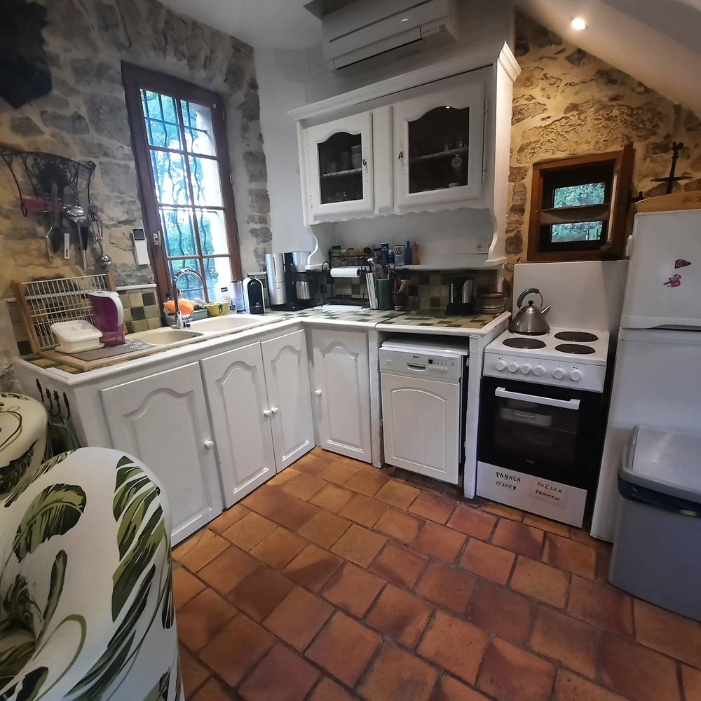 maison au milieu des bois
