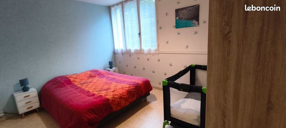 Appartement entièrement meublé place de parking privé