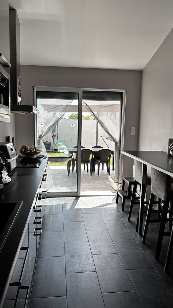 Maison mitoyenne familiale ou tout se fait à PIED