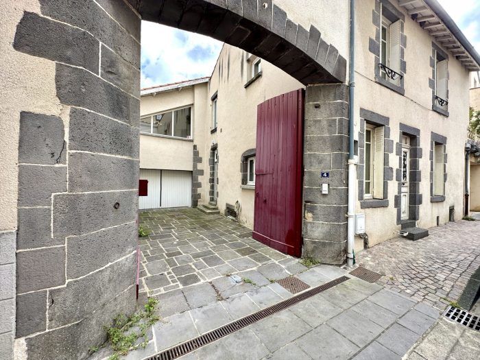Maison de ville, cour, garage, terrasse intérieure, cave