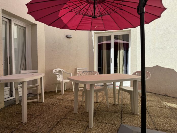 Maison de ville, cour, garage, terrasse intérieure, cave