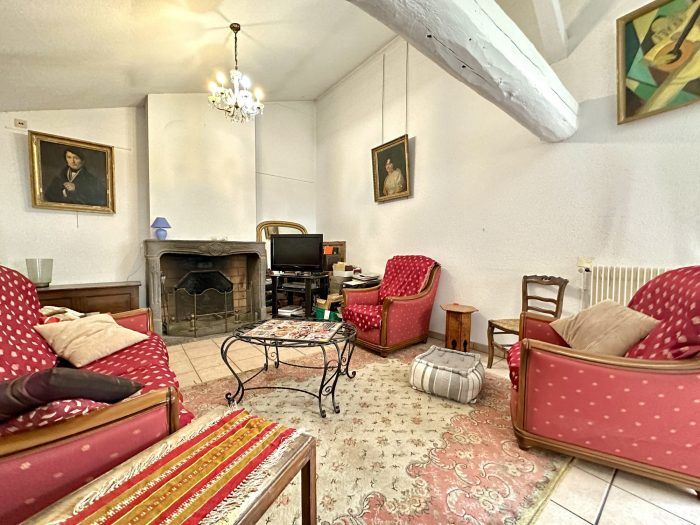 Maison de ville, cour, garage, terrasse intérieure, cave