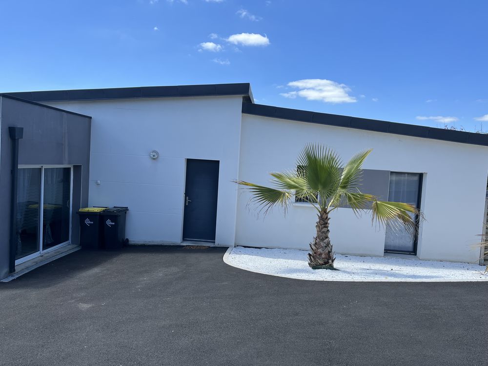 à partir de Janvier 2027 à l'année villa 4 chs pisc