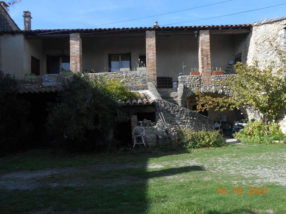 mas ancien,un appartement habitable a renover,environ 85m2,
