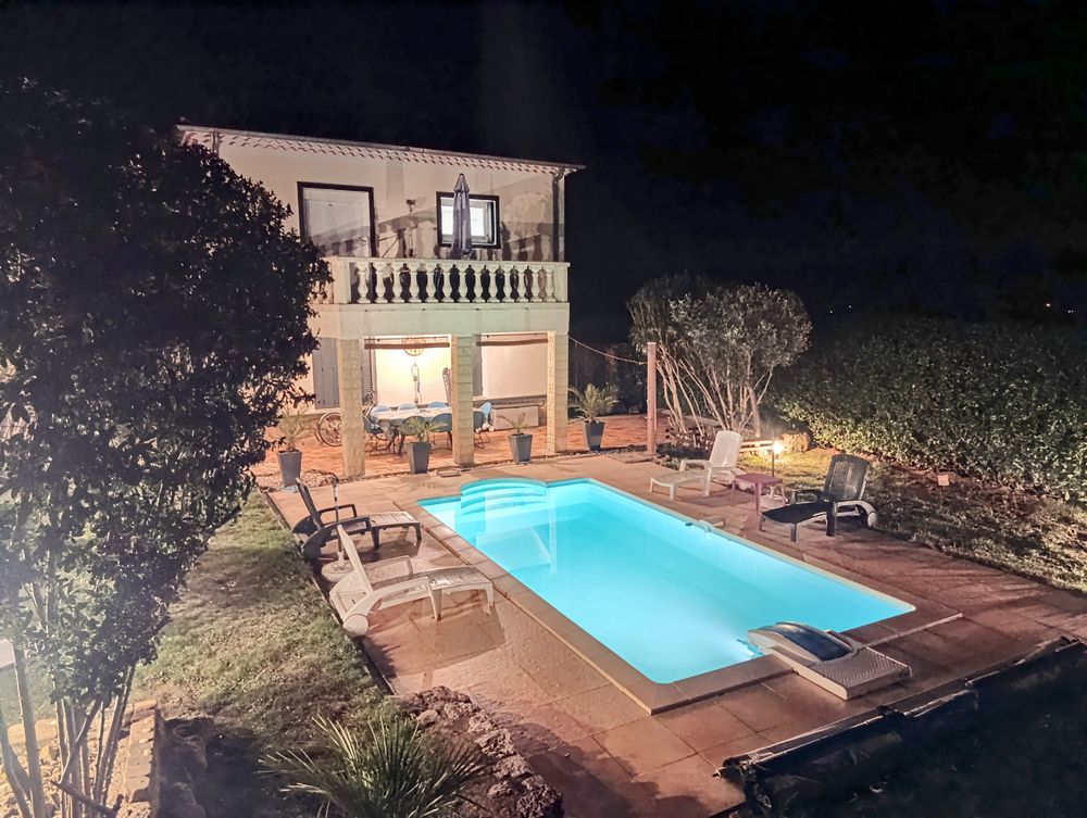Villa T5 . La libellule piscine terrain de bien être gîte