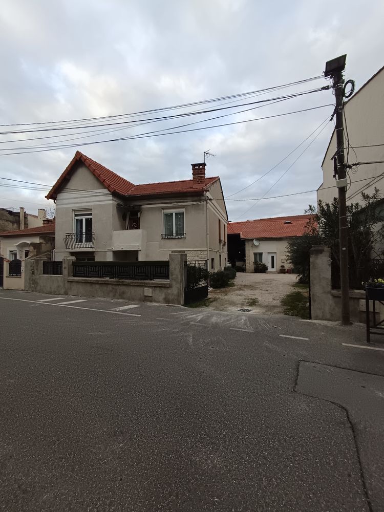 Ensemble immobilier de 2 logements, 1 hangar sur 710 m2