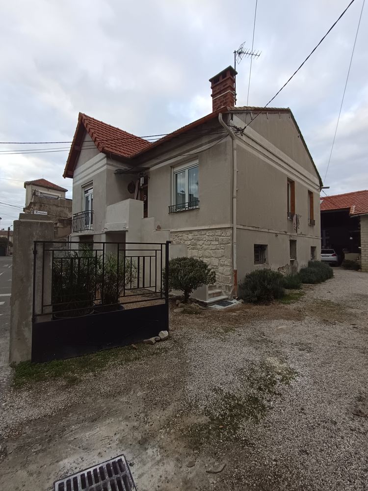 Ensemble immobilier de 2 logements, 1 hangar sur 710 m2