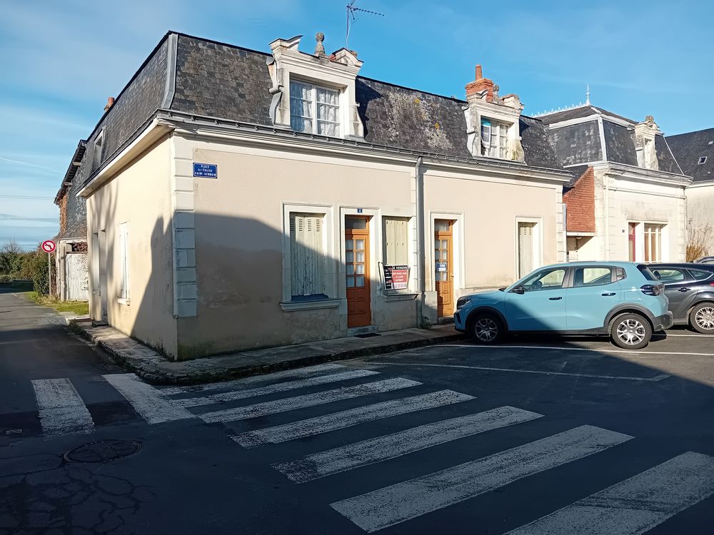 Charme de l'Ancien et Potentiel au coeur du bourg d'Auverse
