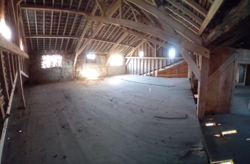 Charme de l'Ancien et Potentiel au coeur du bourg d'Auverse