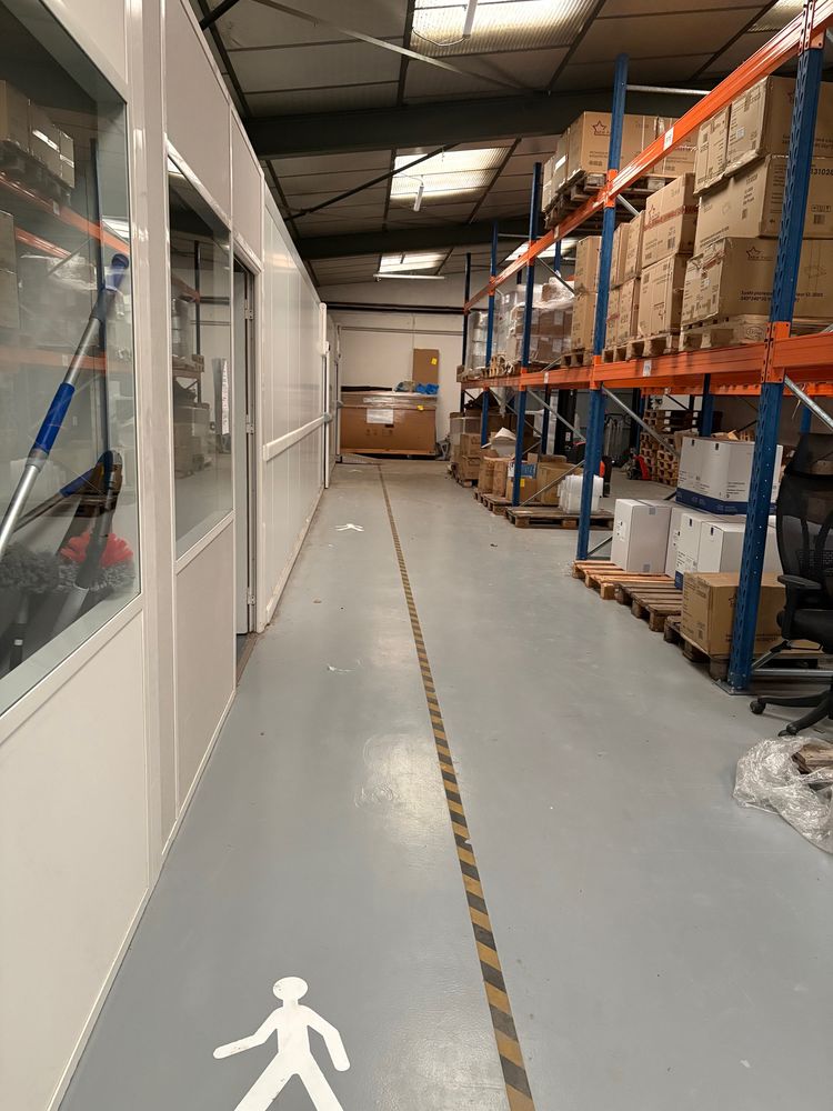 Bureau 20m&sup2; + stockage 145m&sup2; + 2 chambres froides 6300 31240 L'union