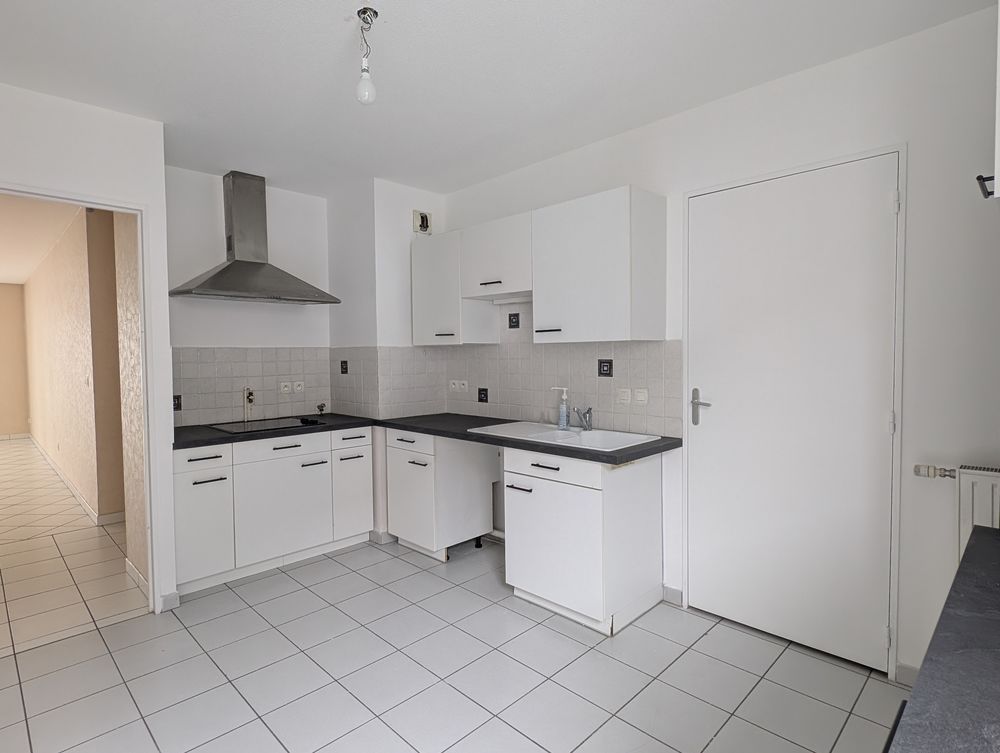 Grand appartement fonctionnel, centre ville. Double garage