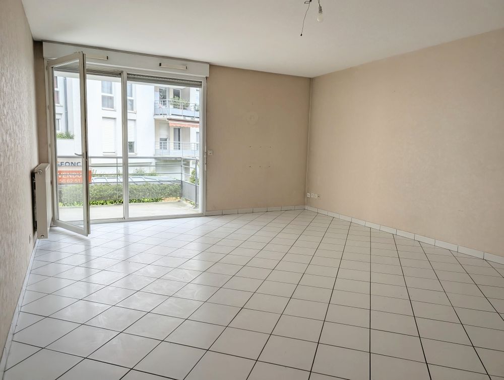 Grand appartement fonctionnel, centre ville. Double garage