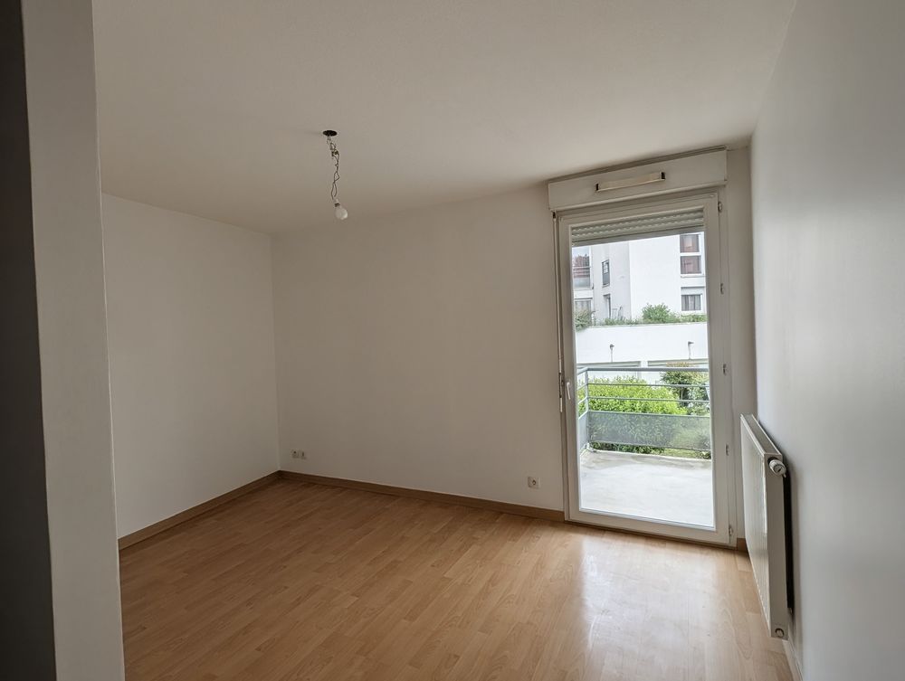 Grand appartement fonctionnel, centre ville. Double garage