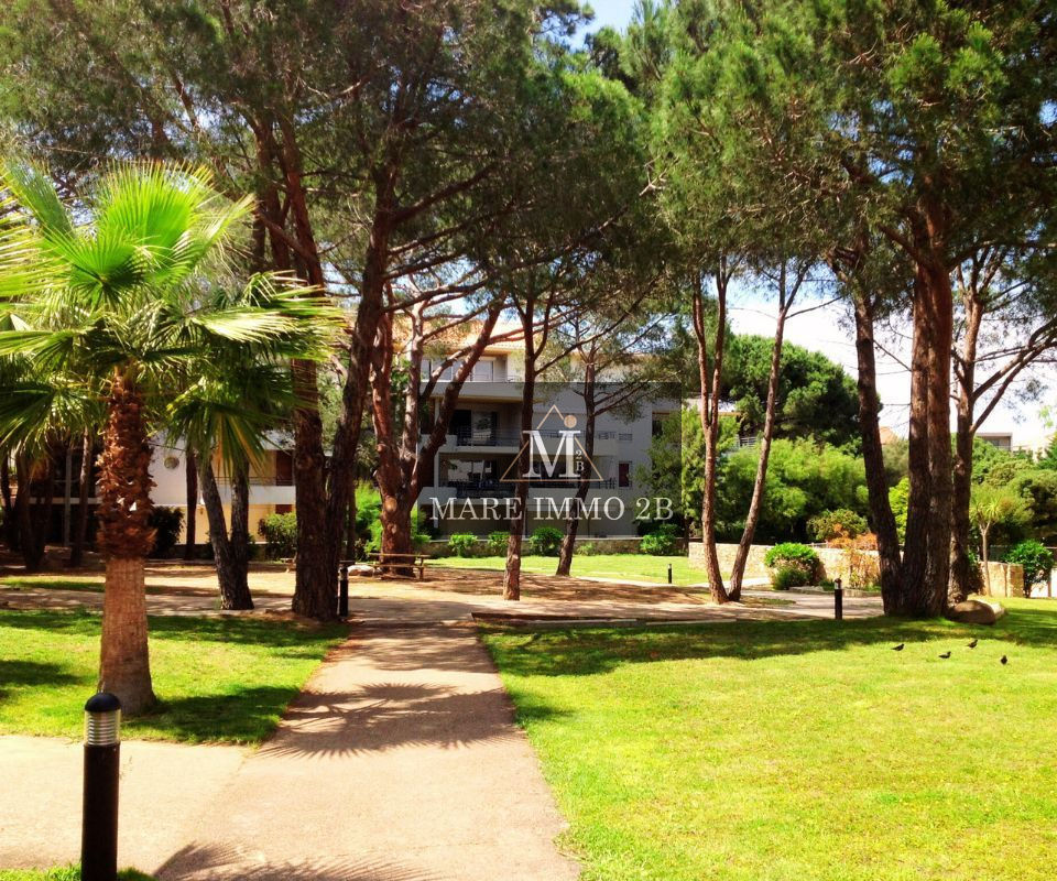 Appartement de type 2 pièces avec terrasse et parking