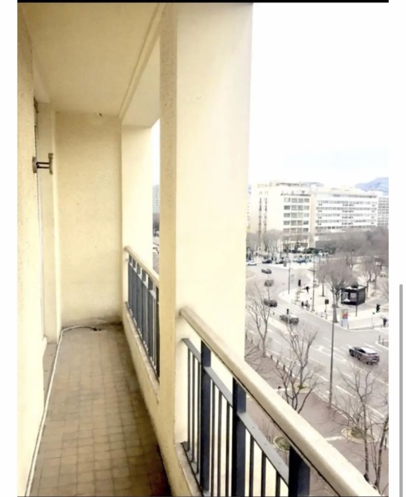 Superbe trois pièces balcon, climatisation, Ascenseur meublé