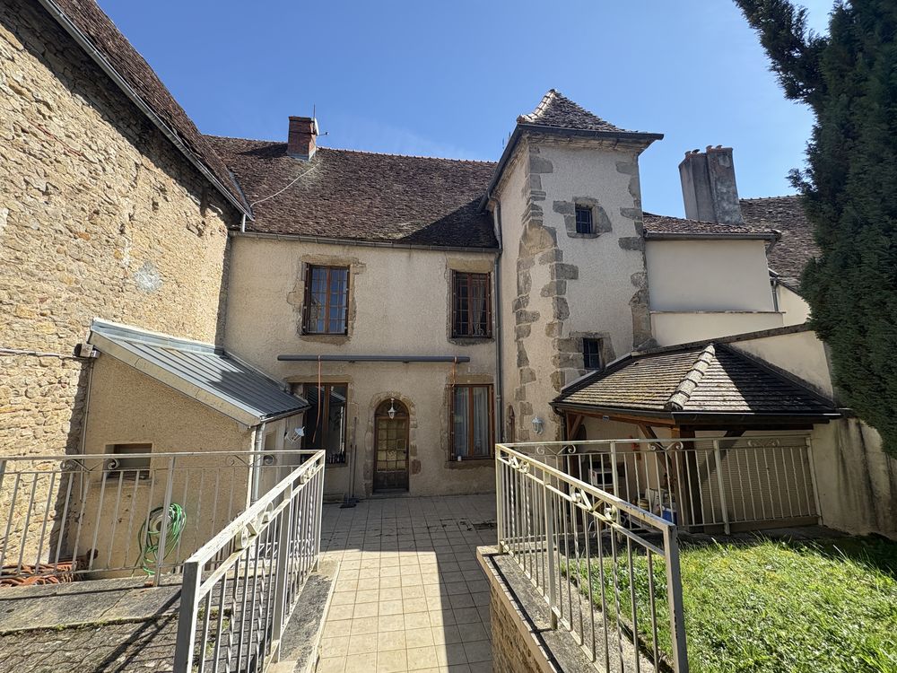 Maison centre ville avec exterieur et garage double
