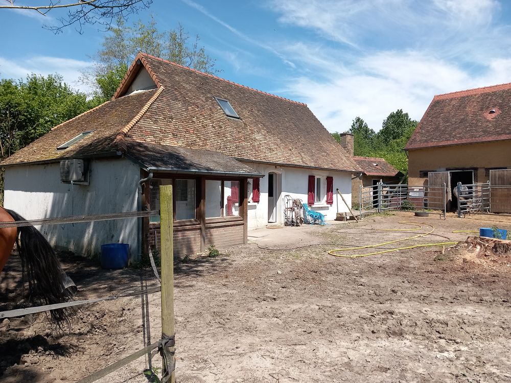 Maison 834m2 de dépendances+carrière équestre 2,5 hectares
