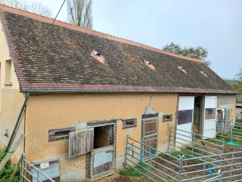 Maison 834m2 de dépendances+carrière équestre 2,5 hectares