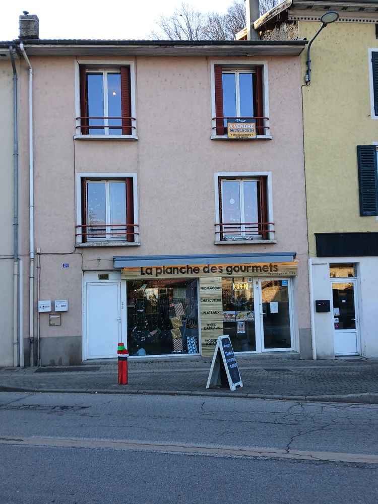 Immeuble comprenant 2 appartements + 1 fond de commerce