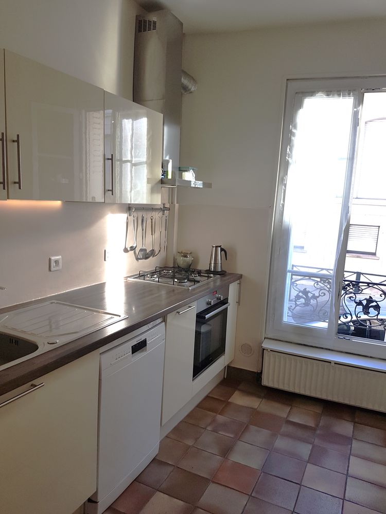 belle maison T 6 + 2, cour, parking ,5 mn gare Lyon,