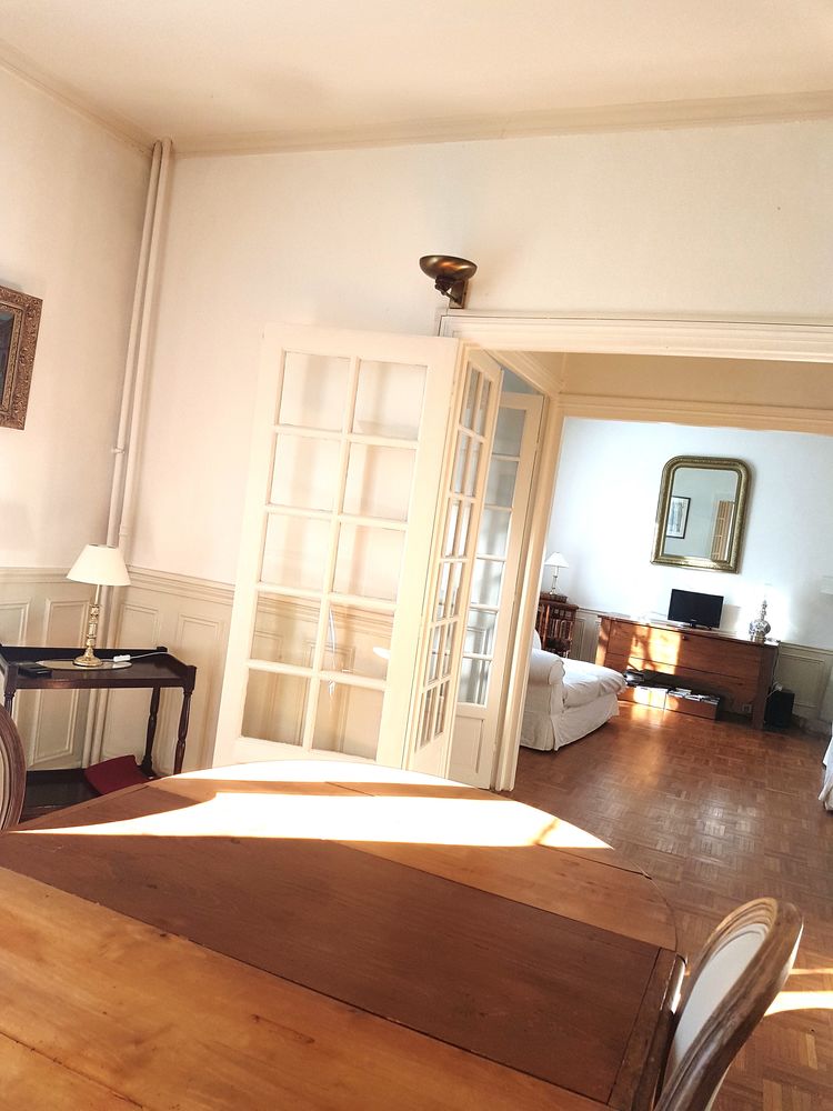 belle maison T 6 + 2, cour, parking ,5 mn gare Lyon,