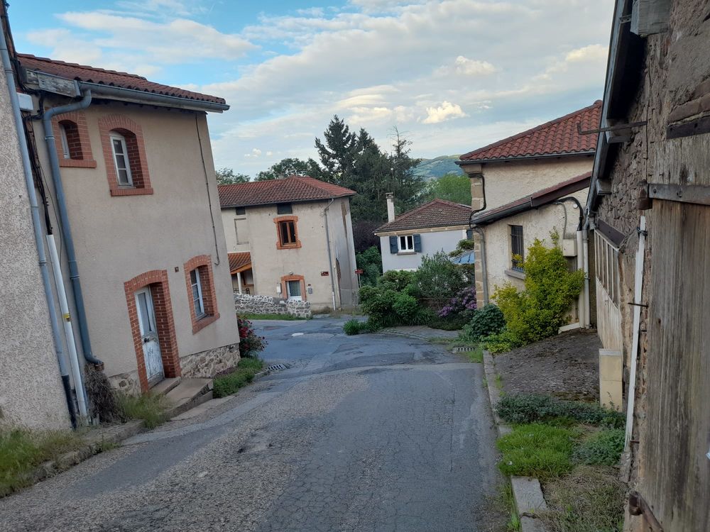 Maison de village à rénover, jardin attenant.