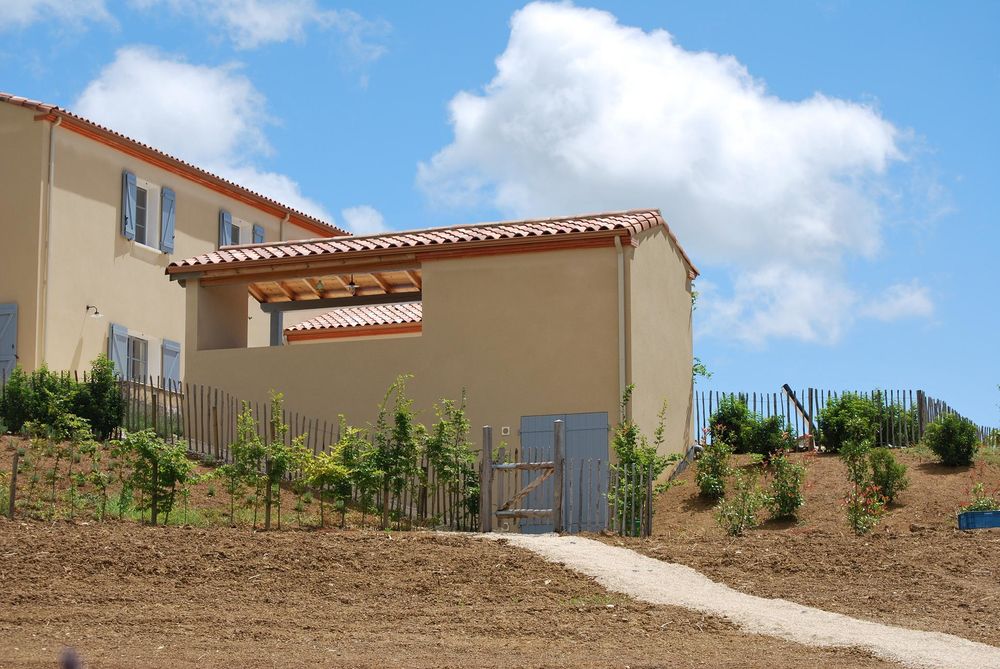 : maison avec piscine et 4 gîtes avec piscine