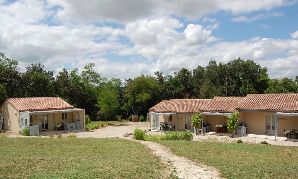 : maison avec piscine et 4 gîtes avec piscine
