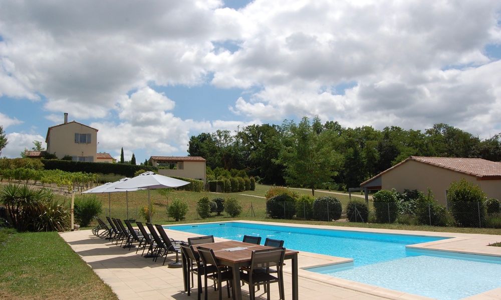: maison avec piscine et 4 gîtes avec piscine