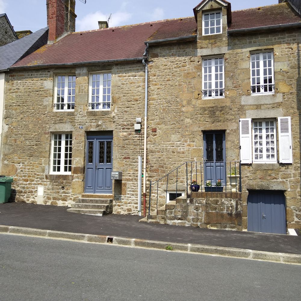 Posez vos valises ! Charmante maison de ville , courette