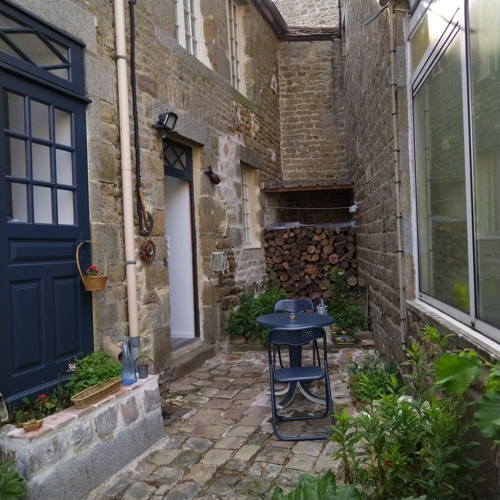 Posez vos valises ! Charmante maison de ville , courette