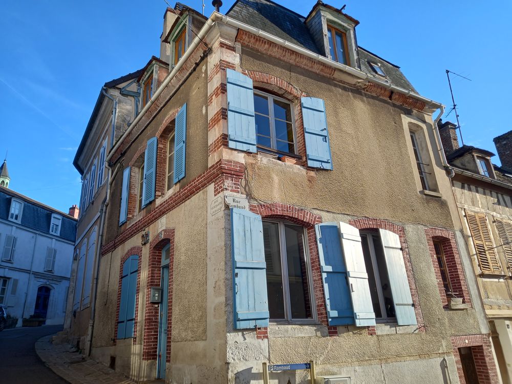 Maison style bourgeoise centre ville Joigny tous commerces