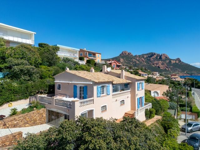 VILLA FRONT DE MER ENTRE CANNES ET SAINT-TROPEZ