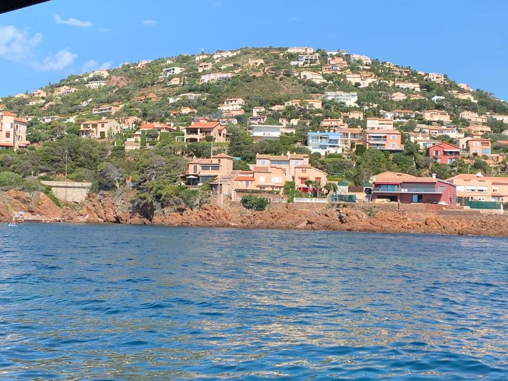 VILLA FRONT DE MER ENTRE CANNES ET SAINT-TROPEZ