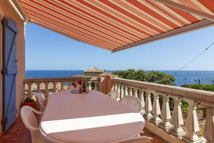 VILLA FRONT DE MER ENTRE CANNES ET SAINT-TROPEZ