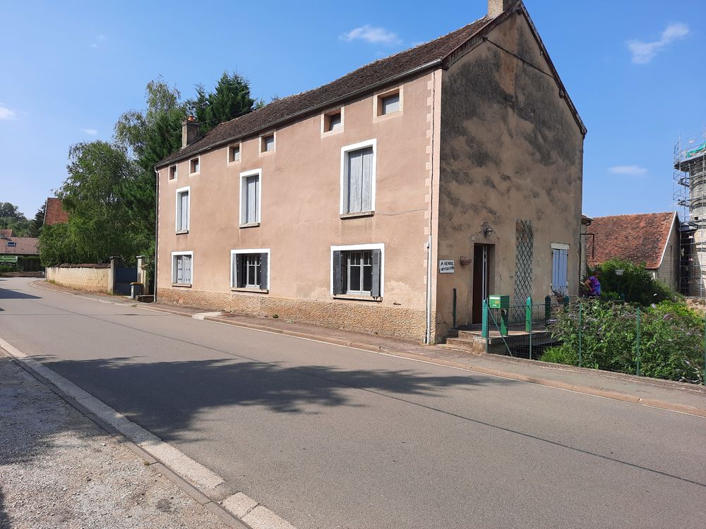 Une maison d'habitation située à Bèze 21310