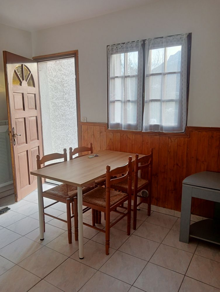 T2 meublé en maison -terrasse 21m2 Parking privé -tram 50m
