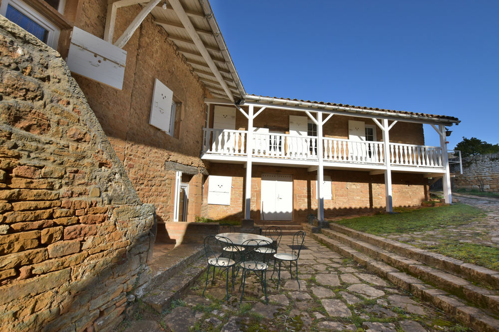 Maison en pierres dorées
