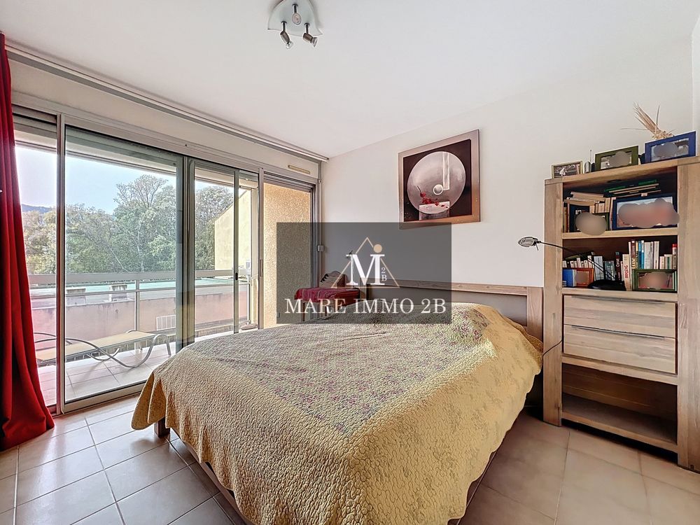 Appartement de type 2 pièces avec terrasse, loggia et garage