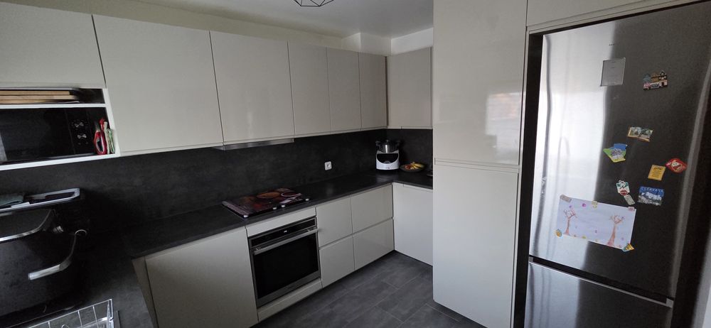 Maison lumineuse de 122 m² avec grand jardin et panneaux sol