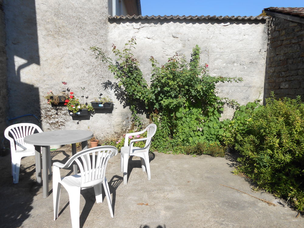 petite maison bien situé .chauffage électrique .dépendance.