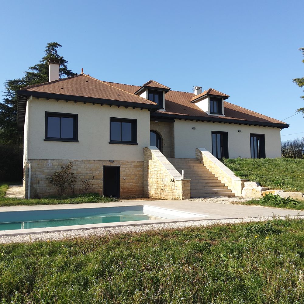 SUPERBE MAISON AVEC PISCINE SUR 3000 M²