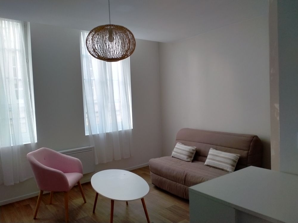 Très confortable et vaste studio meublé, en parfait état,