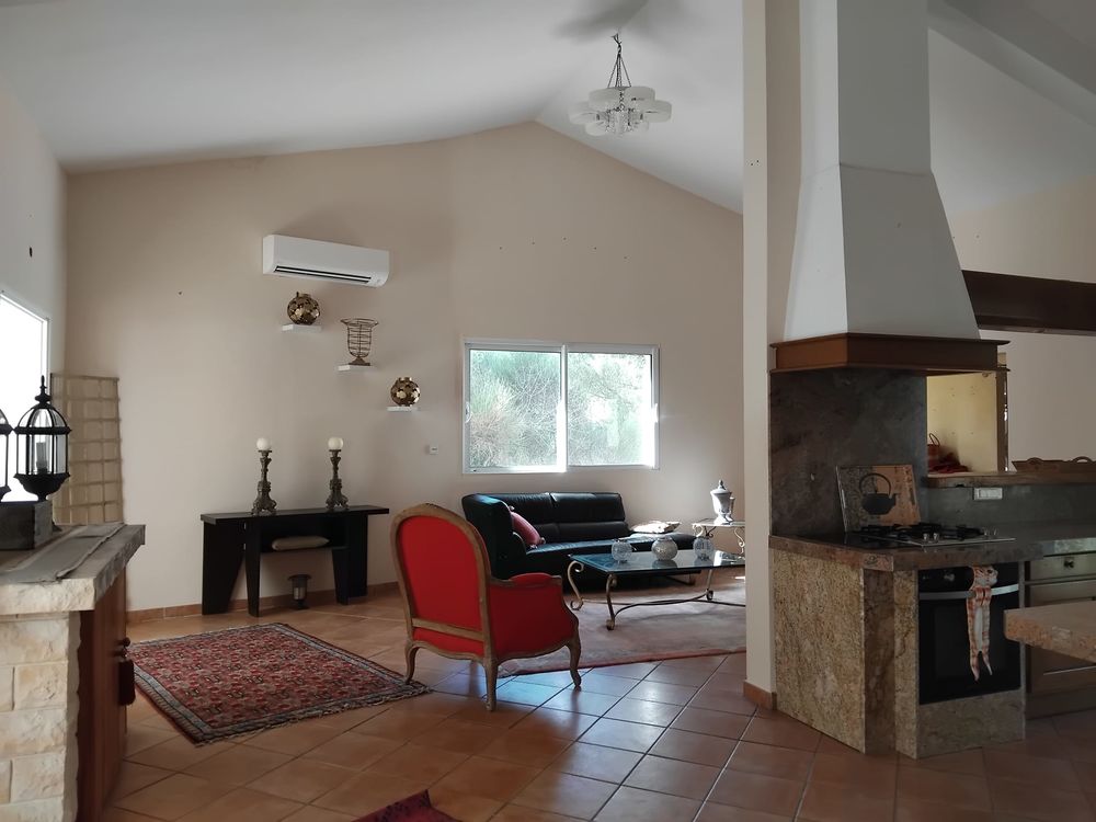 AFFAIRE A SAISIR !! Maison dominante avec studio et piscine