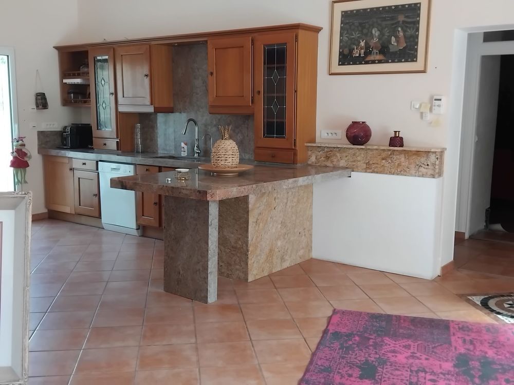 AFFAIRE A SAISIR !! Maison dominante avec studio et piscine