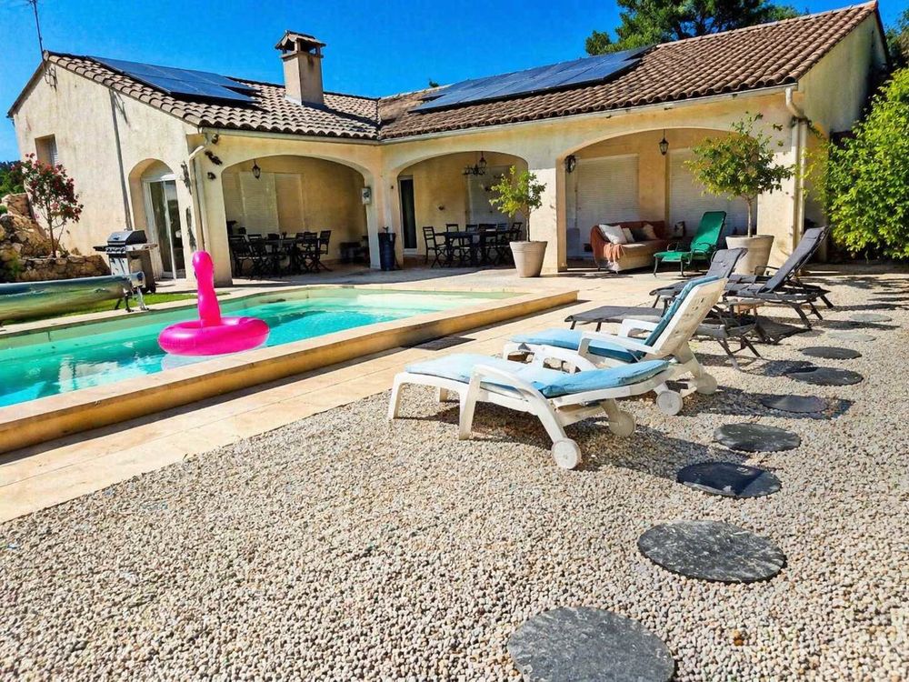 Villa de plain-pied & 3 studios indépendants €" Un domaine qui s'autofinance